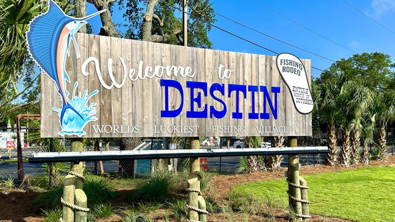 Welcome to Destin sign on Destin Harbor